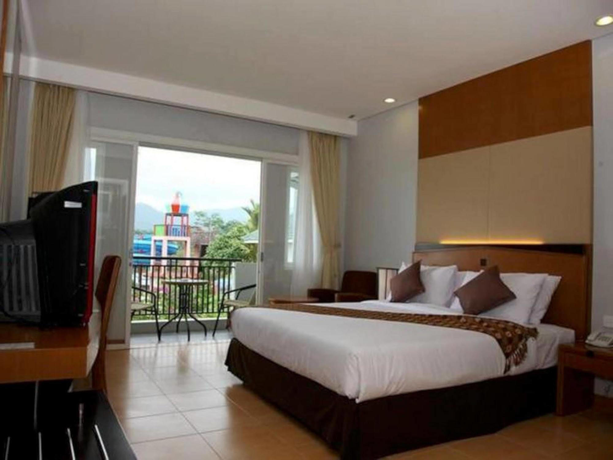 Green Valley Resort Purwokerto Kültér fotó